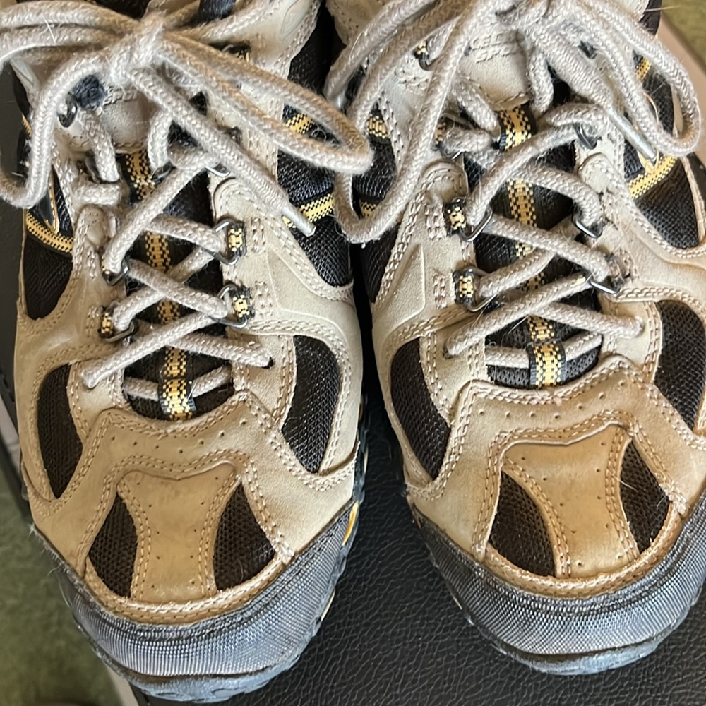 Skechers Black/Tan Leather sneakers/low hiking Shoes sz10.5